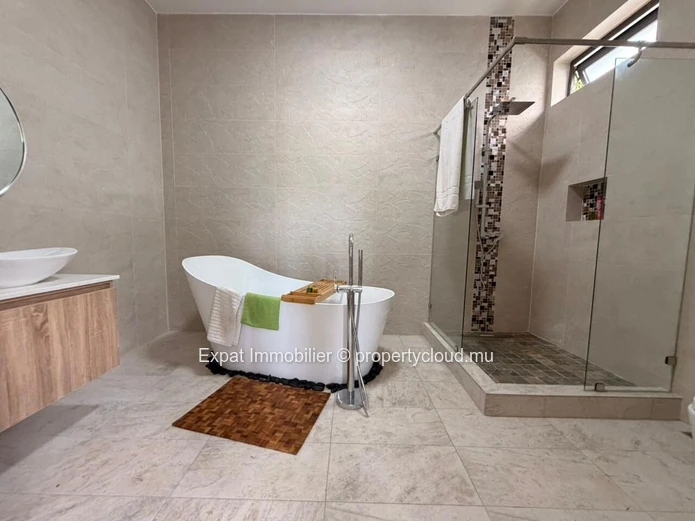 5-bedroom family villa + study for rent – Pointe aux Canonniers, Coastal Road