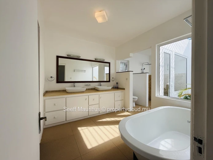 Exceptional 4-Bedroom Ensuite House on an Expansive Estate
