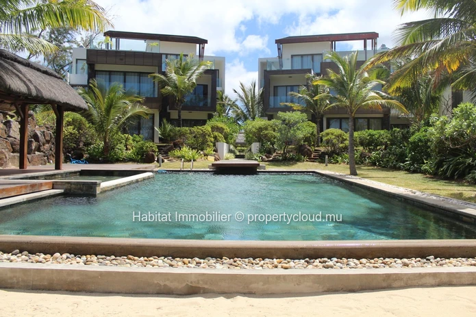 A louer - Magnifique penthouse pieds dans l'eau meublé et équipé de 150 m² situé à Belle Mare 