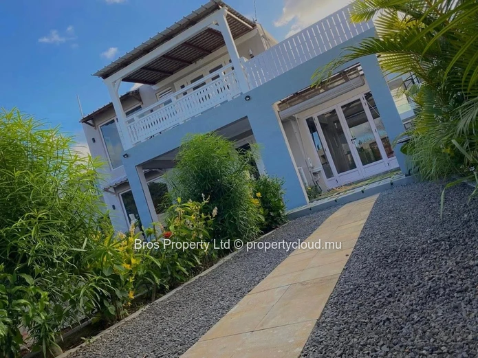 Maison à vendre - Rivière du Rempart | 7 500 000 Rs | Terrain de 7 perches