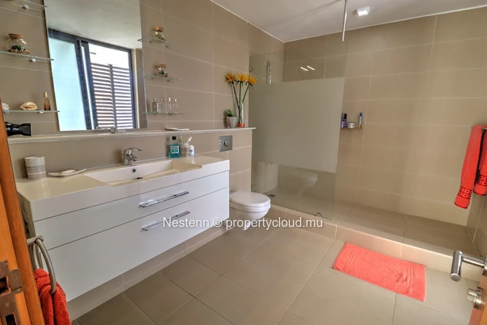 Bel appartement de 2 chambres à quelques minutes de la plage 