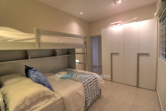 Appartement moderne de 3 chambres avec jardin et accès privé à la plage. 