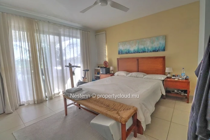 Modern and well-designed 3-bedroom penthouse a few minutes walk from the beach