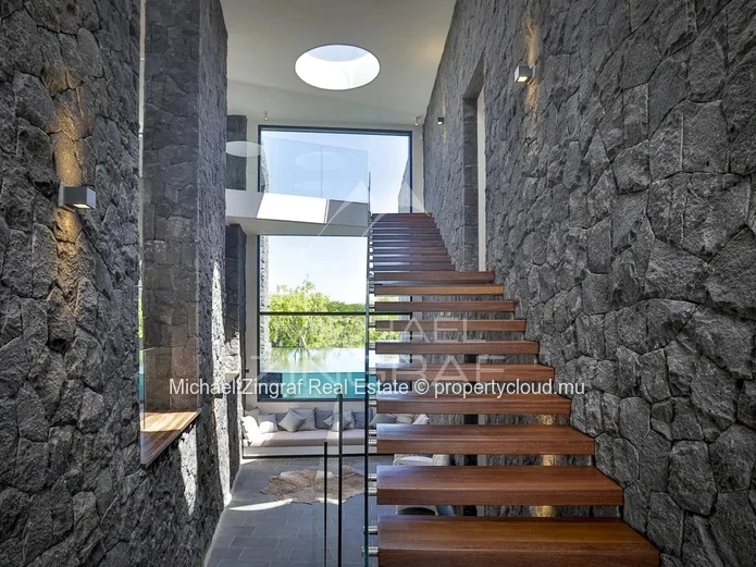 Villa de prestige avec piscine et ponton privatif privée et accès à la mer – Azuri