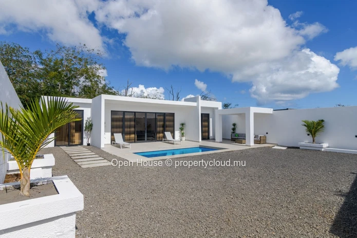 Villa mauricienne à vendre à Grand Baie, Mon Choisy, 128m², 3 chambres, piscine privée, meublée, climatisée, à Rs.