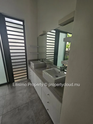 À LOUER – Maison cosy de 3 chambres avec piscine