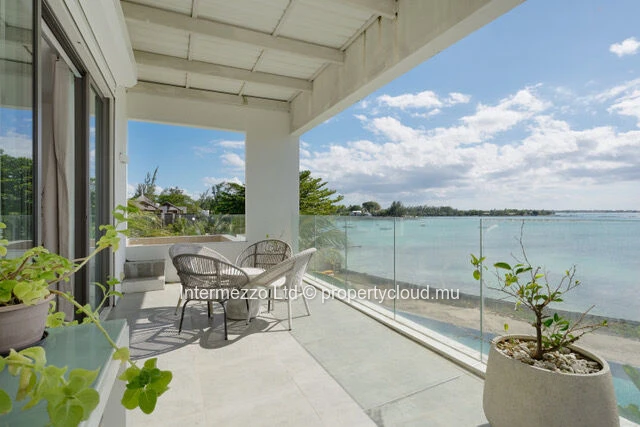 Beachfront Penthouse in Pereybère – 384 m², Plunge Pool