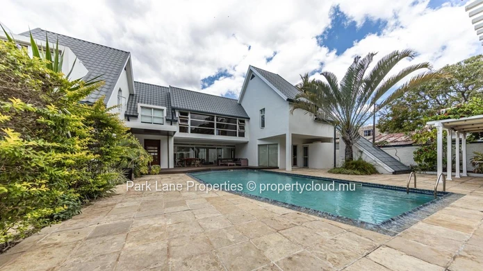 Prestigious villa close to the beach