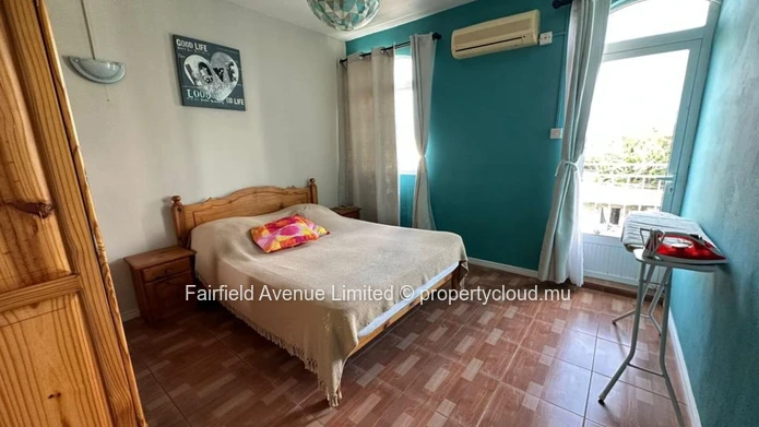 Appartement à louer à Grand Baie avec piscine commune, vue mer du balcon d'en haut. Prix : Rs 25 000