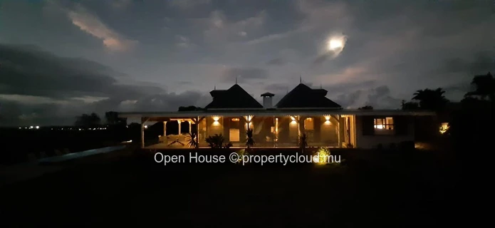 Exceptional Mauritian villa in Colonial and Creole style on Piton. An infinity pool and a breathtaking view.