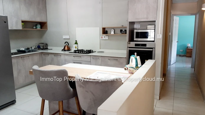 À LOUER – Appartement meublé de 3 chambres à Port-Louis (près de la rue Labourdonnais)