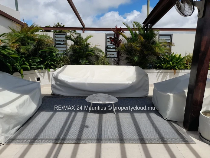 Stunning 3-Bedroom Residence with Private Pool, Jacuzzi, and Direct Beach