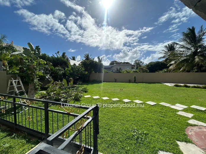 Modern Villa For Rent In Pereybere – Private Pool, Large Garden And Enhanced Security