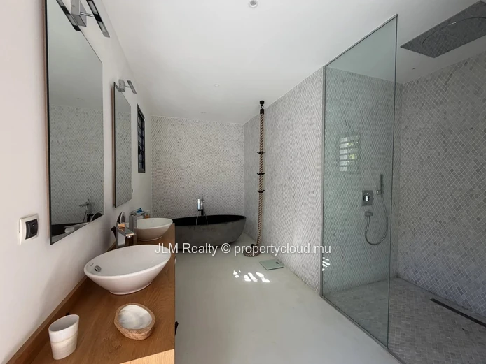 À Vendre : Villa Contemporaine de Prestige de 5 Chambres à Tamarin, Île Maurice