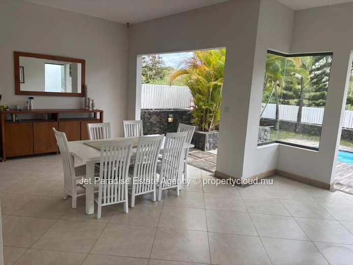 Modern 3-Bedroom Villa with pool
