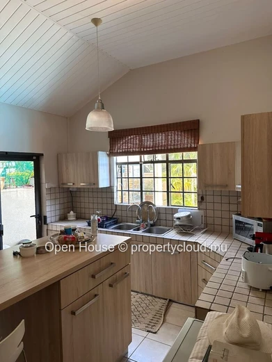 Villa avec piscine et jardin à vendre à Rivière Noire