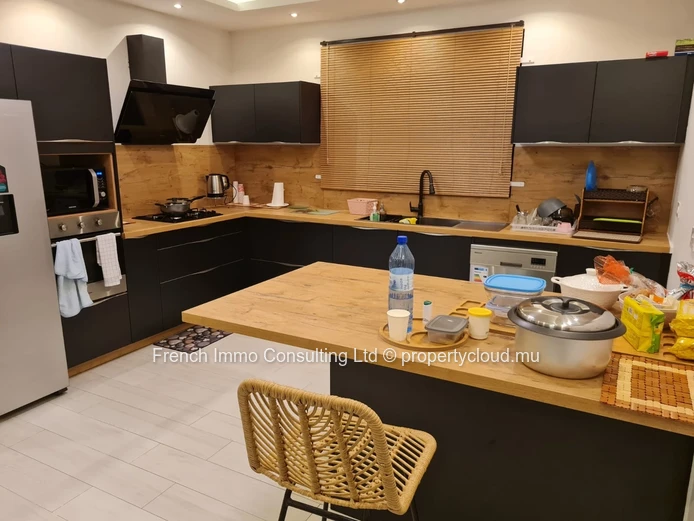 Superbe villa de 4 chambres a grand baie, jardin et piscine, prox super u