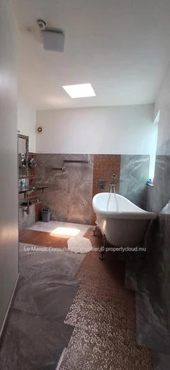 Villa d’Exception Pieds dans l’Eau avec 2 piscines, Accès Direct à la Mer, Business Locatif Actif et Vue Panoramique