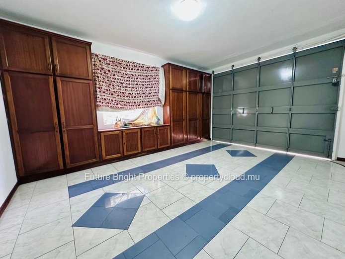 Une maison où espace et confort se rencontrent à Roches Brunes