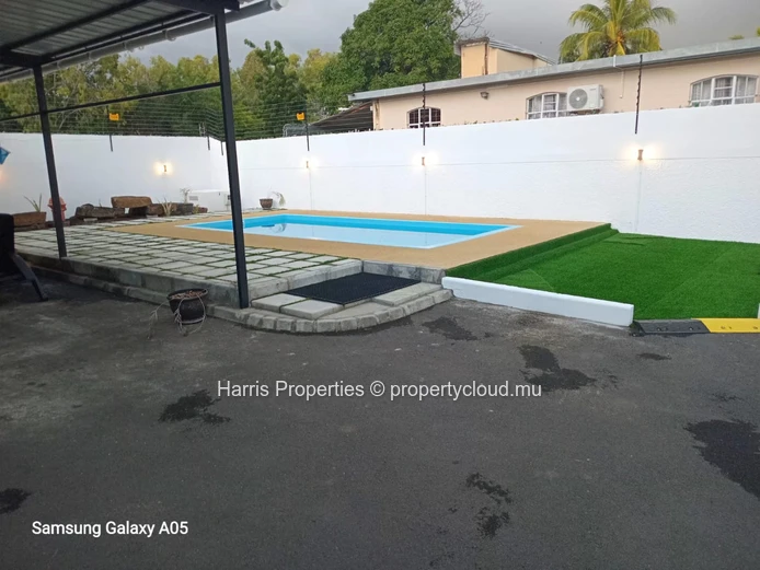 Villa entièrement rénovée à louer à Roches Noires