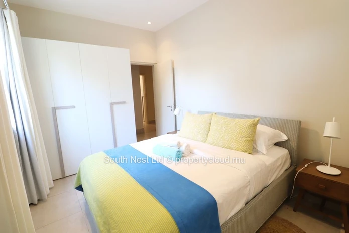Modern 3-bed apartment with garden and private access to the beach of Pointe d'Esny.  