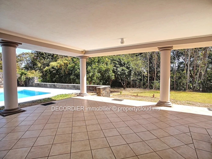 Beautiful house with swimming pool on a large plot of land in front of a river