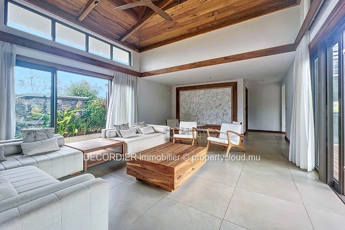 Contemporary villa located in a secure residence