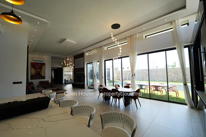Villa PDS à vendre à Grand Baie, 492m² habitables, terrain 851m², 4 chambres, piscine privée, caractéristiques extéri...