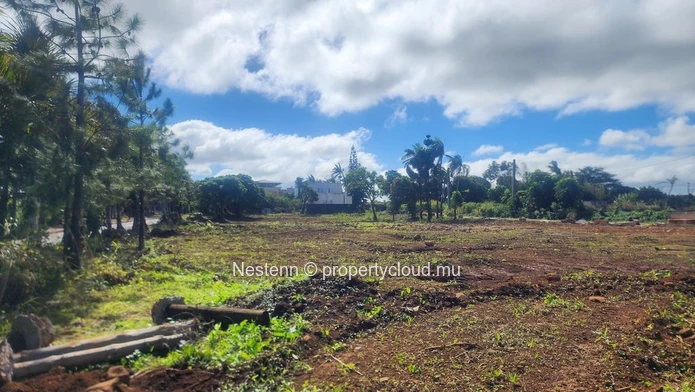 Terrain spacieux de 1800 m² à vendre à Hermitage, à proximité des écoles, des arrêts de bus, de l'hôpital et des comm...