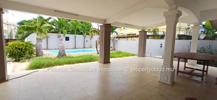 Villa for sale with private swimming pool not far from London supermarket, close to all amenities. 