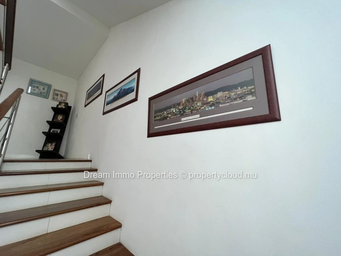 Belle Villa Triplex En Revente A La Balise Marina A Riviere Noire - Ile Maurice