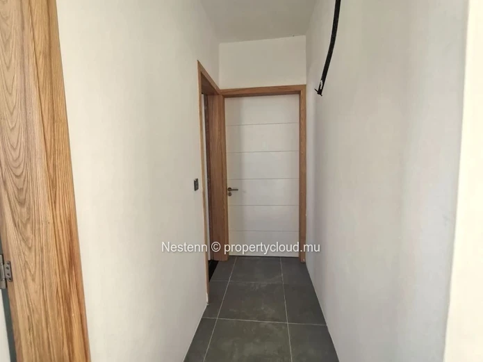 Villa moderne de 4 chambres : intérieur non meublé, cuisine entièrement équipée
