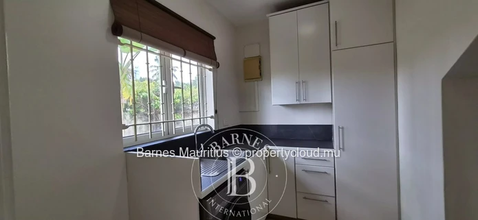 QUATRE BORNES - Maison et bureau jumelés à vendre - 450 m²