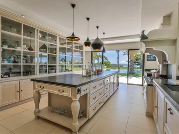6 Bedroom Villa