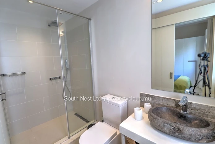 Modern 3-bed apartment with garden and private access to the beach of Pointe d'Esny.  