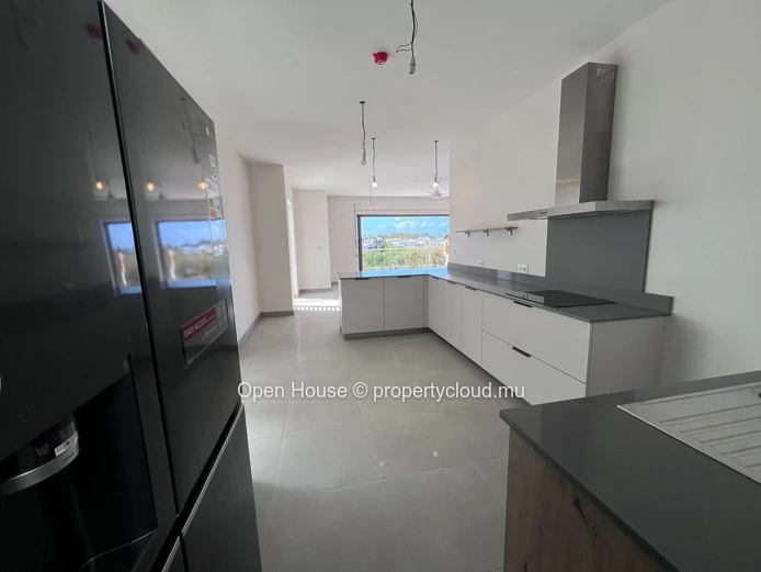 Luxurious penthouse with 3 bedrooms including a master suite, 2 bathrooms, and a swimming pool, located just 300 mete... (Sole Mandate)