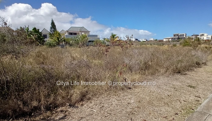 Residential plot with sea and mountain views in Flic en flac