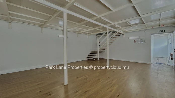 Bâtiment industriel de premier choix à vendre : bureaux, espace d'entrepôt, emplacement idéal