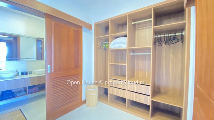 A VENDRE Appartement meublé - 3 chambres en suite - Piscine commune -  salle de gym - parking  en sous-sol privé . Id...