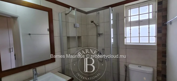 QUATRE BORNES - Maison et bureau jumelés à vendre - 450 m²