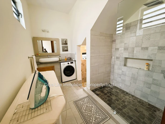 Élégante Maison Meublée avec Vue Panoramique à Flic en Flac