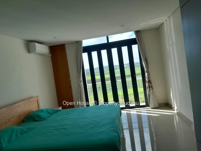 Appartement RES à vendre à Grand Baie, 120m², 2 chambres, piscine commune, accessible aux étrangers, proche des comme...