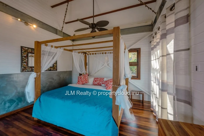 Villa d’exception avec vue panoramique sur le lagon et Le Morne à vendre à Rivière Noire, Ile Maurice