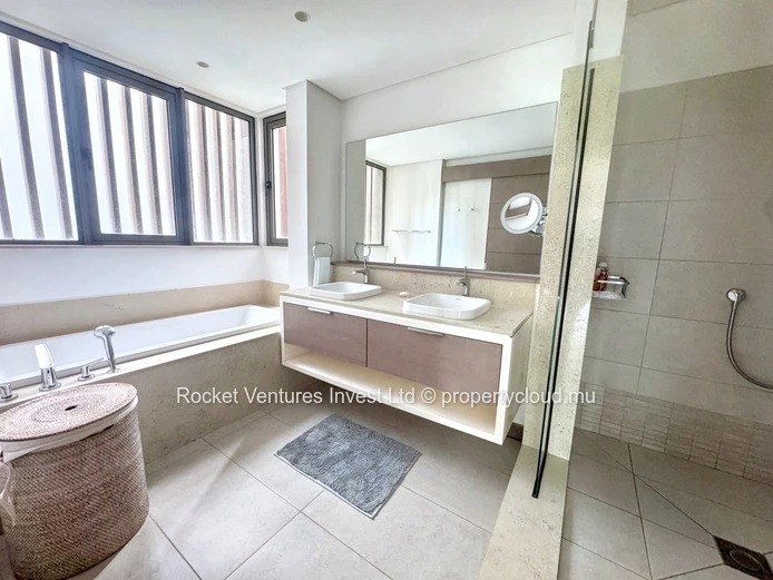 Appartement 3 Chambres + Bureau, Mont Choisy Le Golf