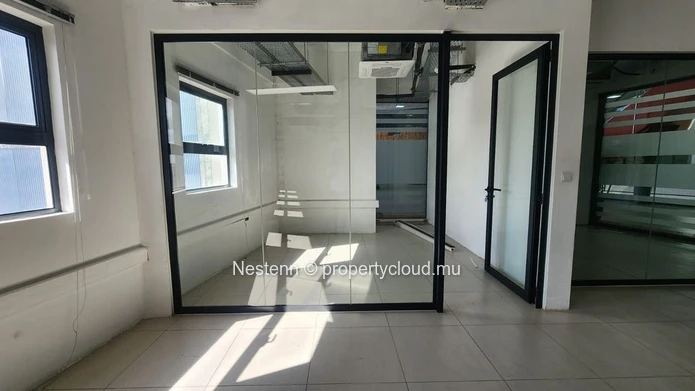 Bureau moderne de 292 m² à Phoenix, avec 6 places de parking, ascenseur privé, groupe électrogène, parking sécurisé e...