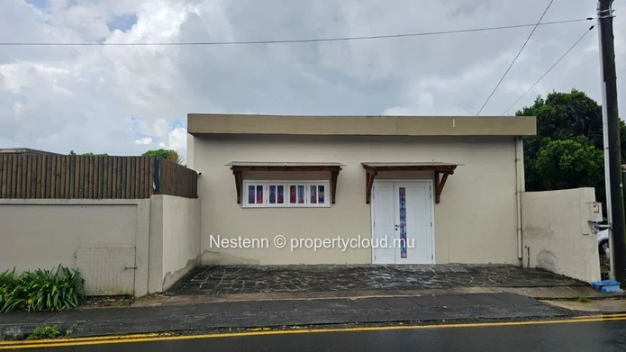 Petit emplacement commercial central 