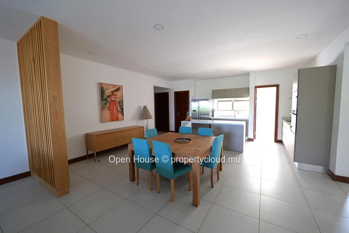 For rent - Apt - Pointe aux Canonniers: partial sea view - 3 en-suite bedrooms - covered terrace - communal pool - gy...