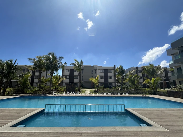 Exquisite Ground-Floor Apartment – Just Steps from the Beach