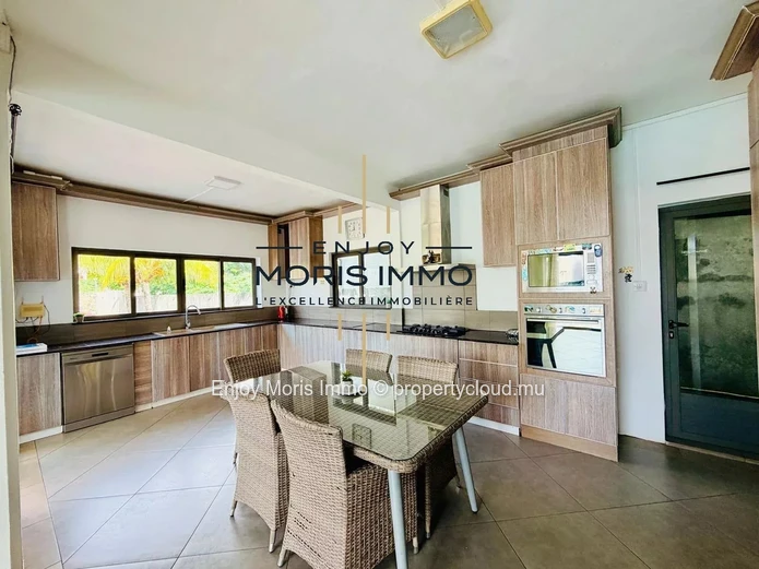 Modern 3-Bedroom Villa with Pool – For Rent in Grand Bay