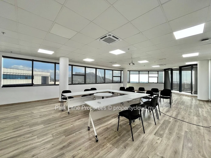 Bureau de 1 011 m² à louer à Ebène